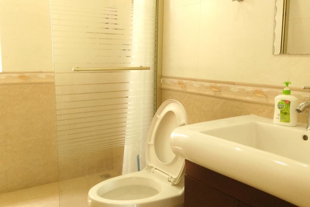 厕所干净整洁 Bathroom:clean and tidy
