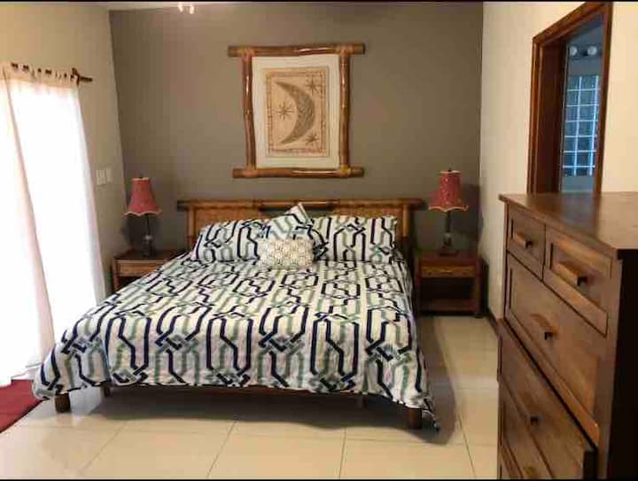 غرفة النوم الرئيسية مع مدخل باب الفناء إلى السطح.