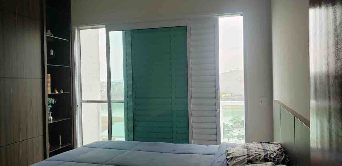 La suite principal tiene un armario y un balcón con vistas a la presa. 