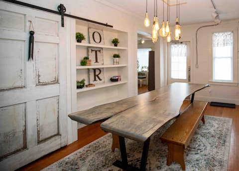 Ole Tin Rooster Sleeps 12+, Downtown NEW 4 Groups!
