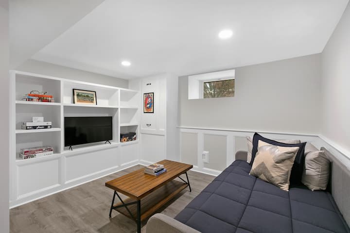 Spálňa na prízemí je vybavená vysúvacou posteľou (2 samostatné postele) a televízorom.