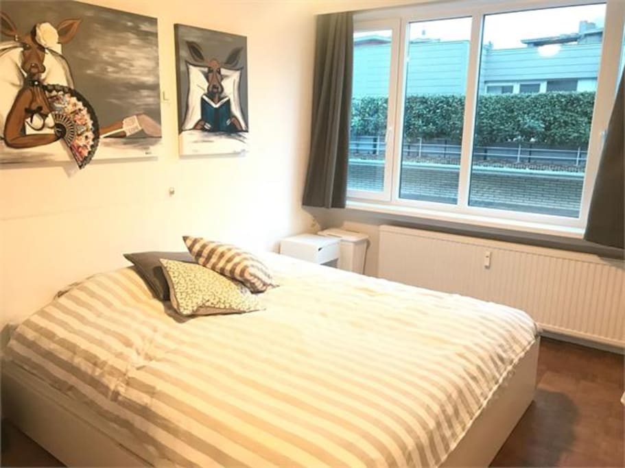 Slaapkamer met dubbel bed.