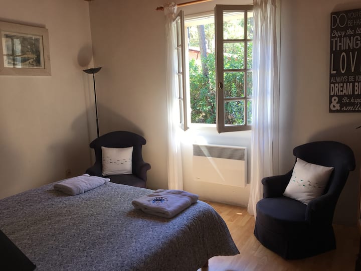 1. spavaća soba s bračnim krevetom (širine 150-179 cm)