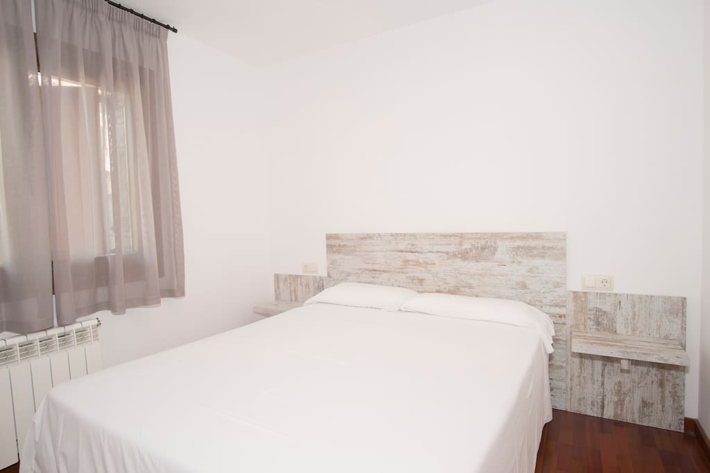 Habitación con cama de matrimonio