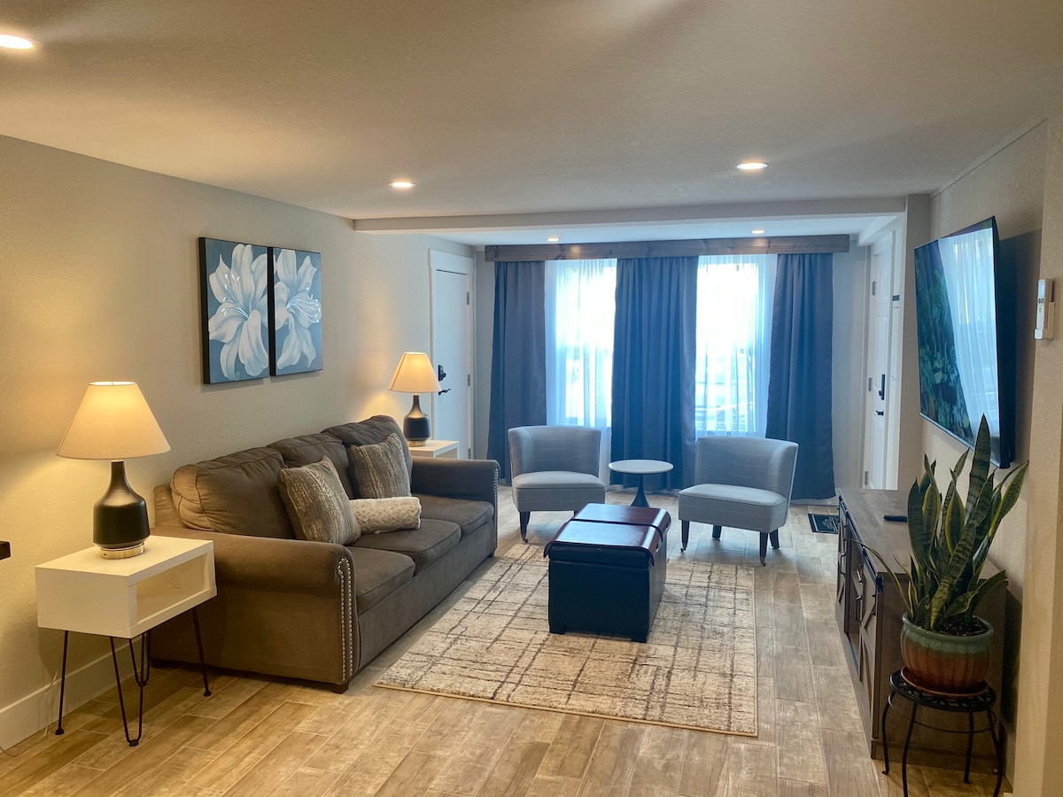 Obývačka ponúka rozkladaciu pohovku a 65-palcovú inteligentnú televíziu