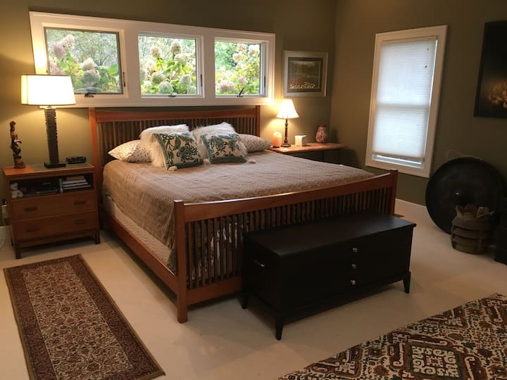 The MontgomeryHistoric Lakefront Home / house Houses for Rent in