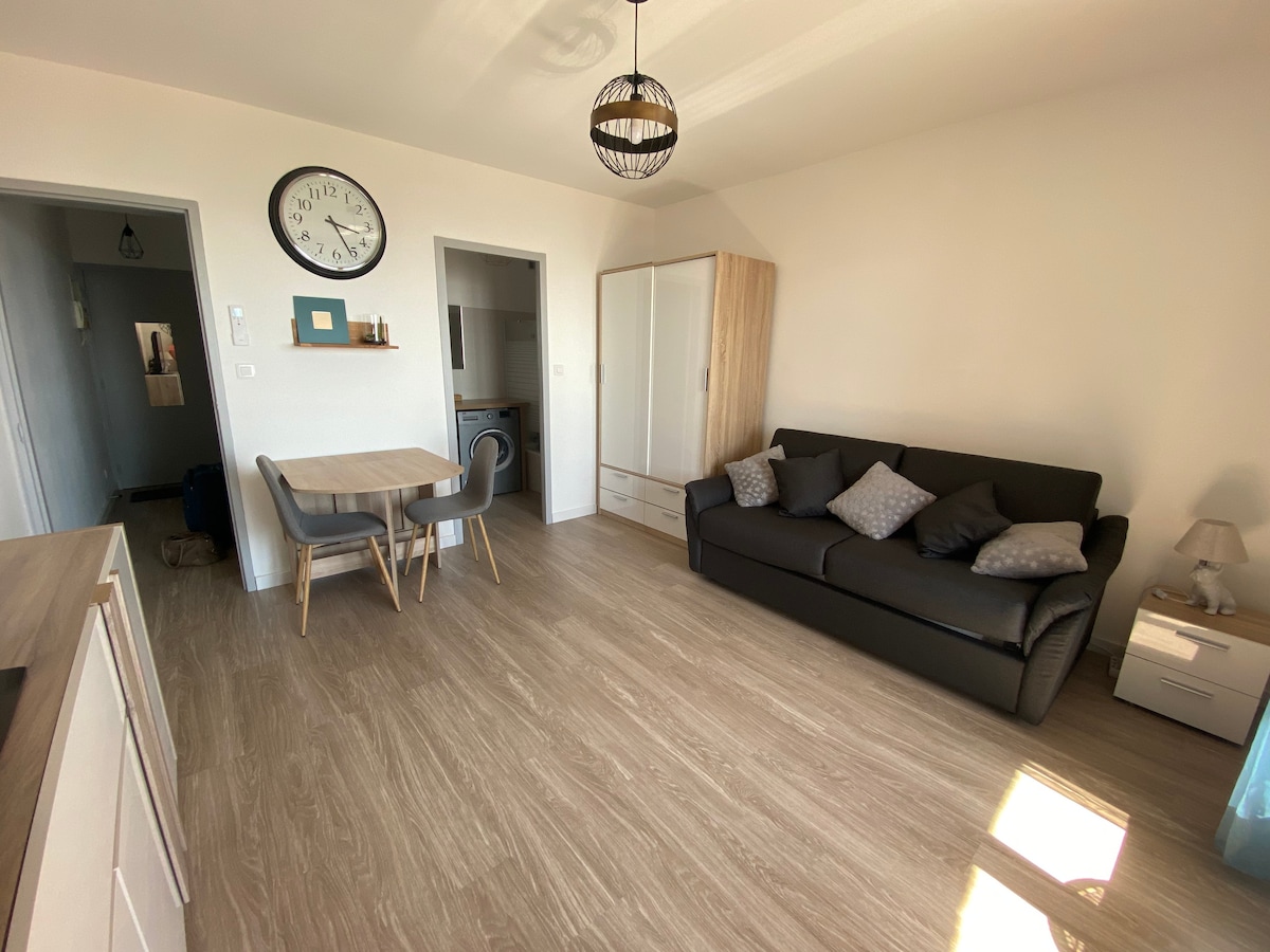 Top Airbnb: T1 sea view, beach access on foot, entrance to Ajaccio in Ajaccio