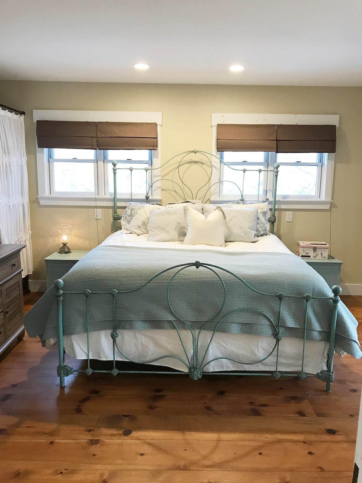 חדר שינה ראשי, מיטה זוגית, ארונות שלו וחדר רחצה פרטי