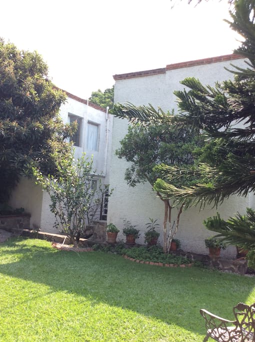 Vista del jardín a la casa