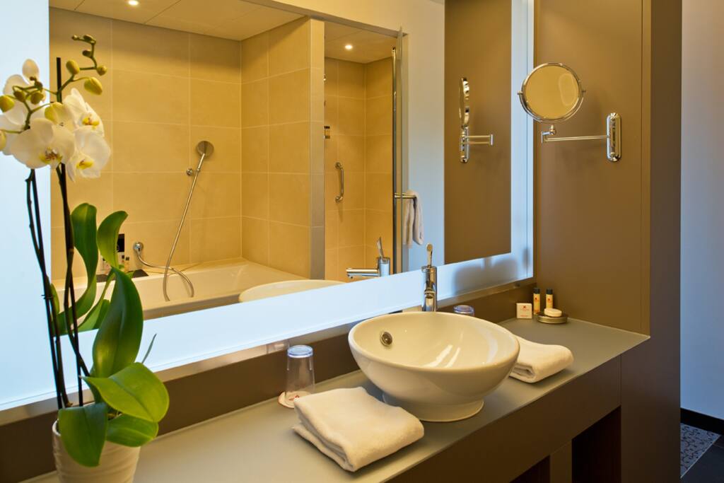 Salle de bain avec douche et baignoire, un WC séparé