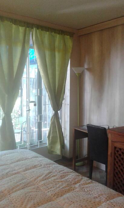pieza con cama king, más terraza privada, escritirio y tv