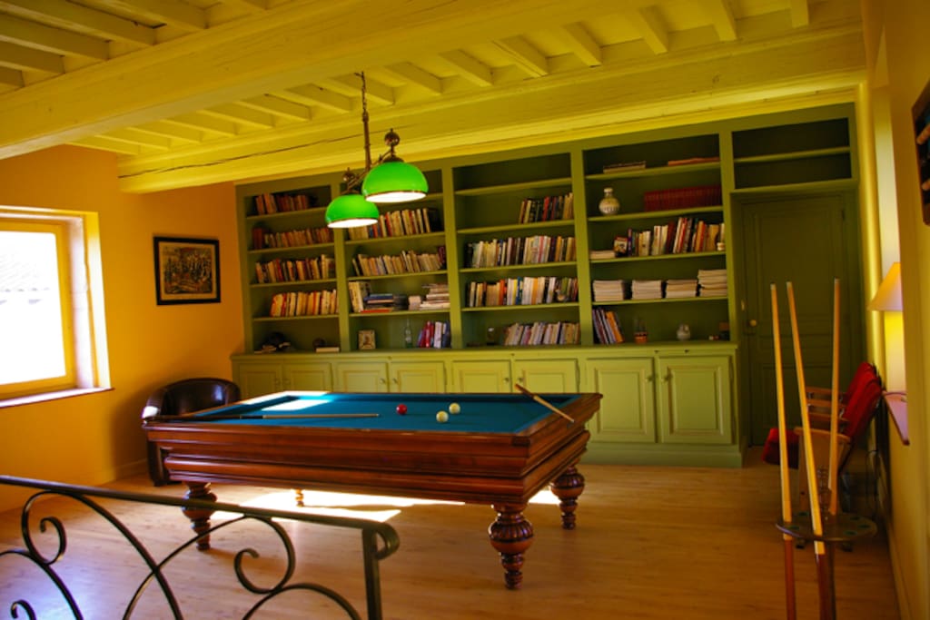 Salle de billard, (non autorisé aux enfants pour jouer)