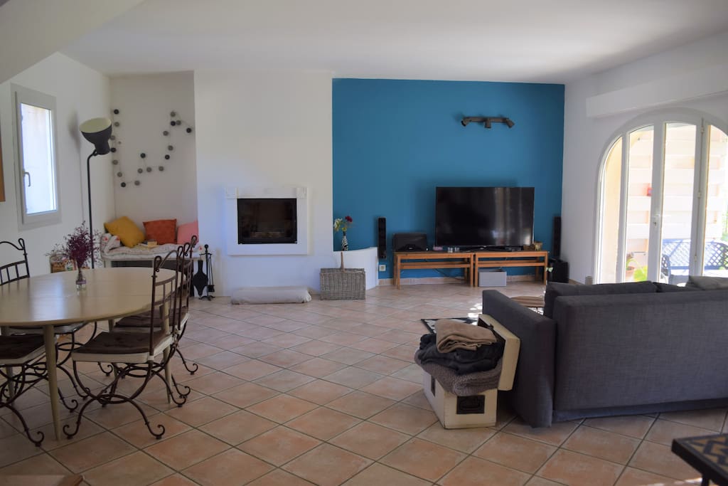 Belle pièce a vivre (tv, wifi)