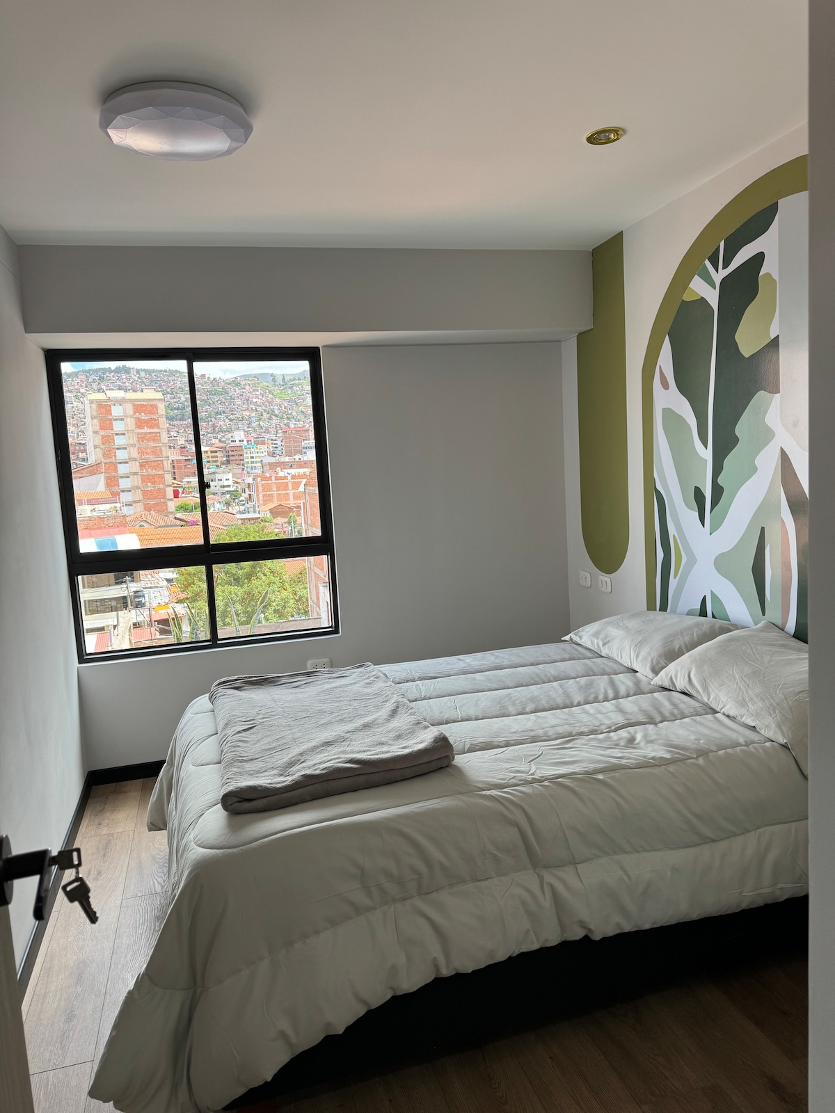 Druga soba s bračnim krevetom u hotelu, dodatnom dekom i prekrasnim pogledom na grad 