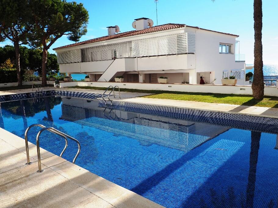 Piscina con jardín