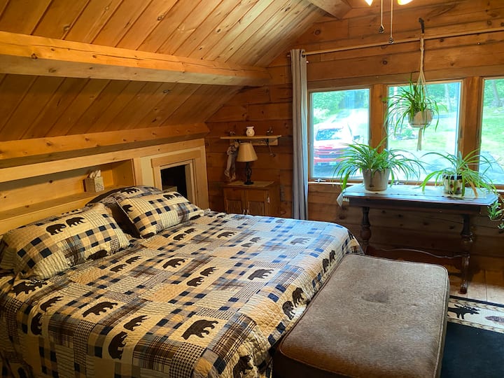 ห้องนอนชั้นบนพร้อมเตียงขนาดคิงไซส์