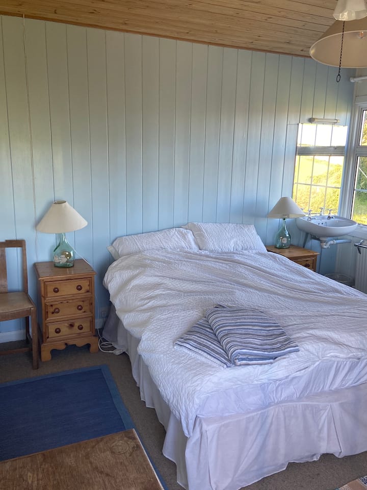 El dormitorio 1 tiene su propio lavabo privado y dos cajones junto a la cama con lámparas de lectura.