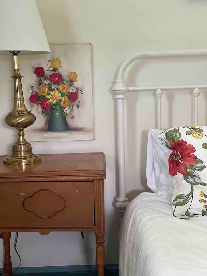 เตียงควีนไซส์ในหนึ่งในห้องนอนชั้นบนใน Boxwood House