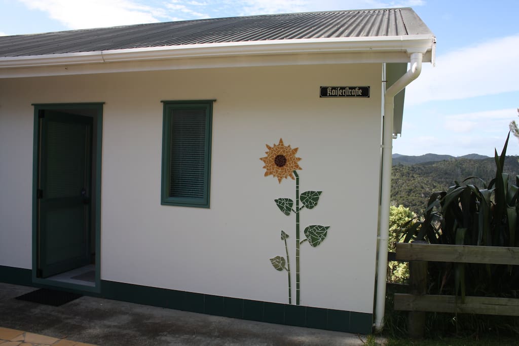 Cottage Vista entrance and Breakfast room