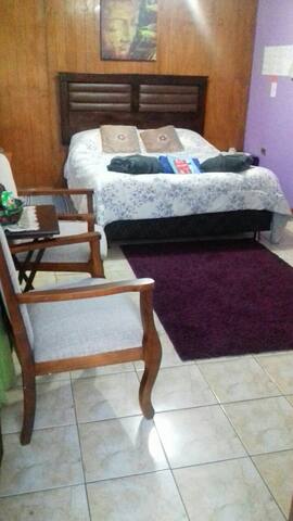 Habitación Independiente cerca de estaciónde buses