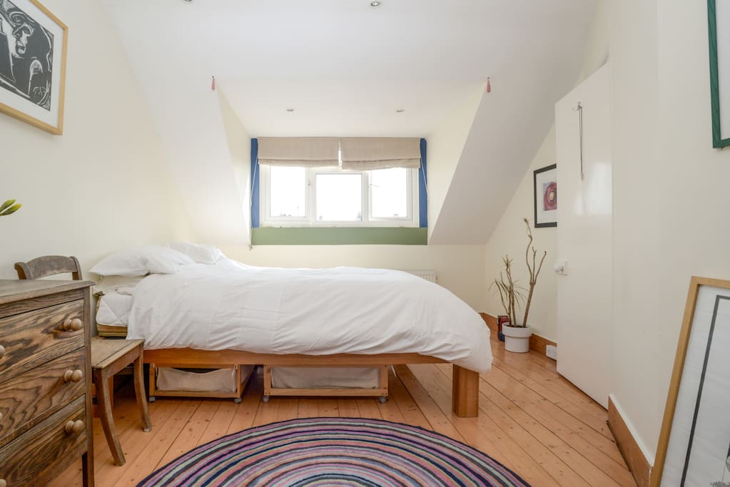 Light and airy room, with queen size comfy bed!