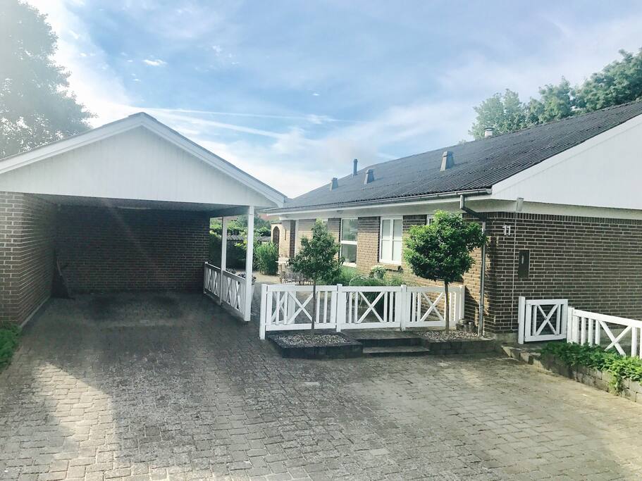 Husets forside og indgang samt parkering for 2 biler