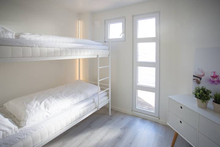 Dormitorio n.º 5 en la planta baja con vistas al sur