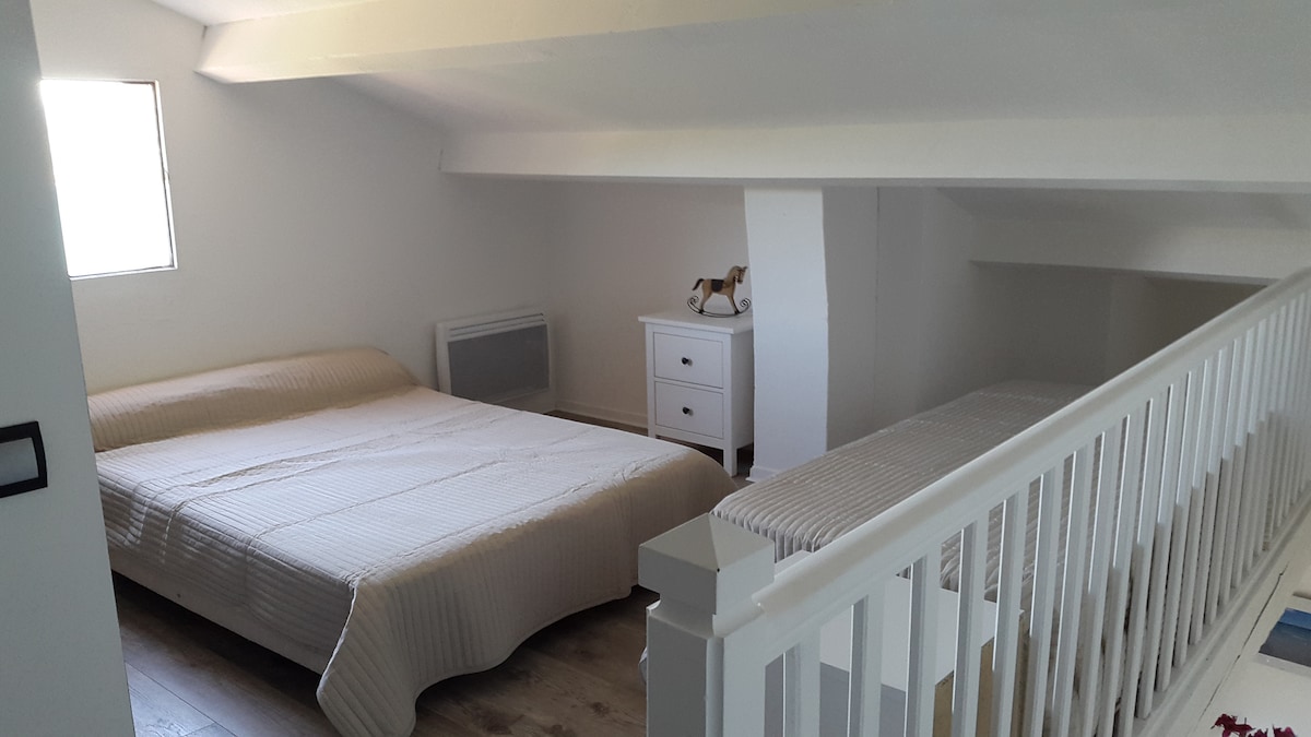 Mezanín s posteľou 160 cm a posteľou 90 cm