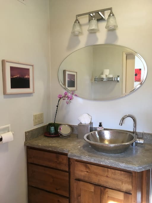 Bedroom #1: bathroom en suite