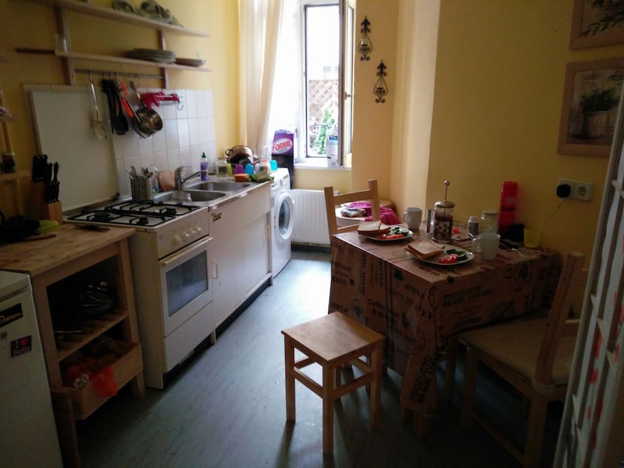 Kitchen,
washing machine
oven,
gas,
small fridge