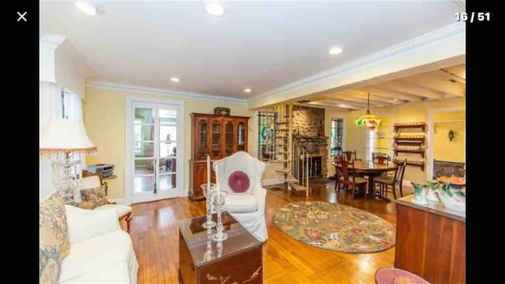 dhoma e ndenjjes dhe dhoma e ngrënies