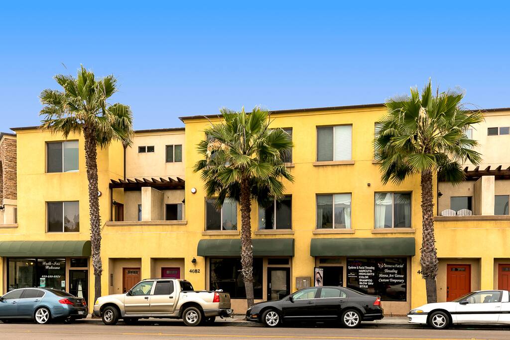 Your just 1/2 block from the beach here!