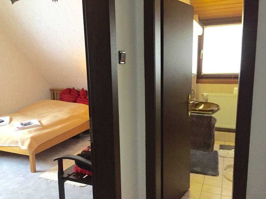 Rechts neben dem Zimmer das Badezimmer für unsere Gäste