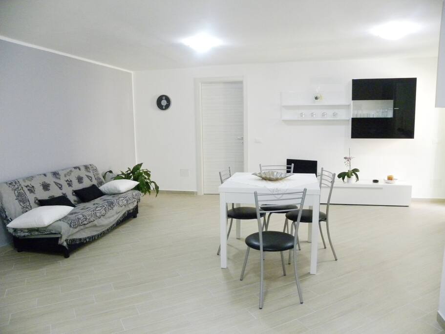 l'ampio living con divano letto e tv led
