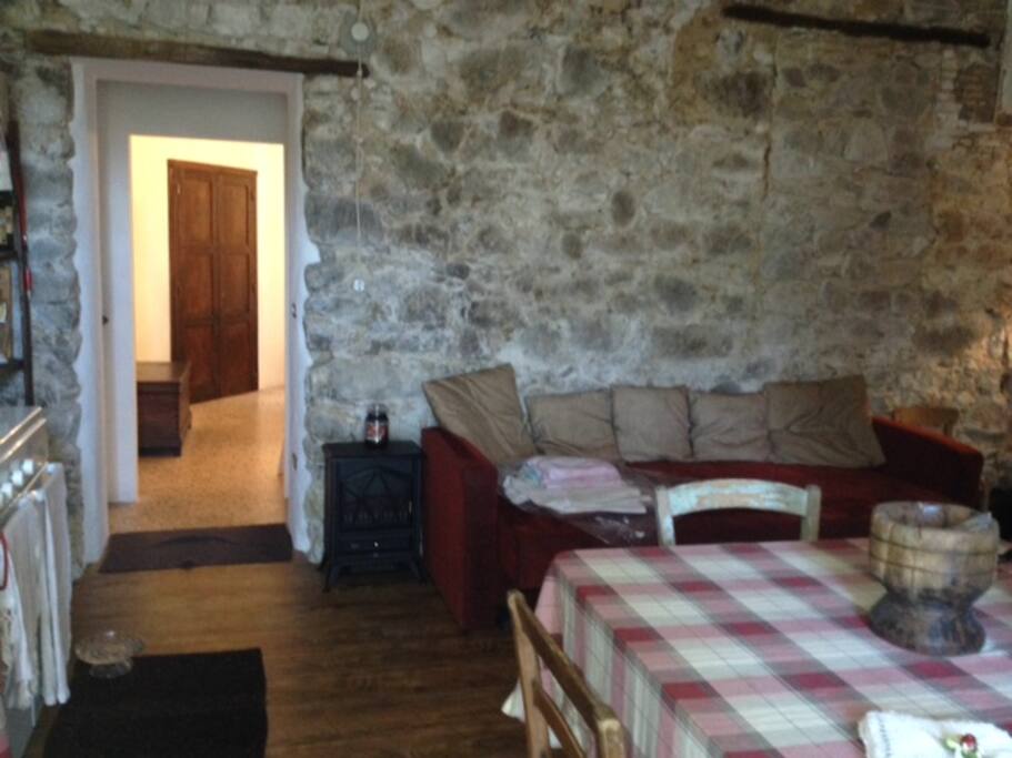cucina/ soggiorno con divano letto
