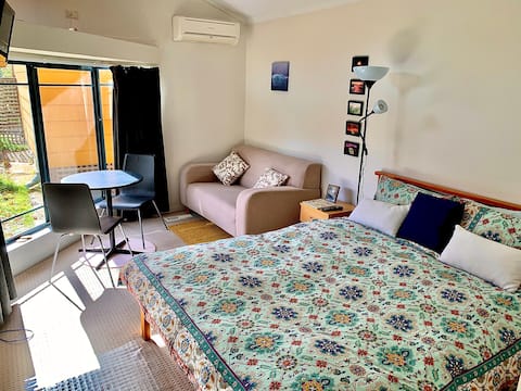 Top Airbnb: QTee (private entry, private space, garden view) in Australian Capital Territory