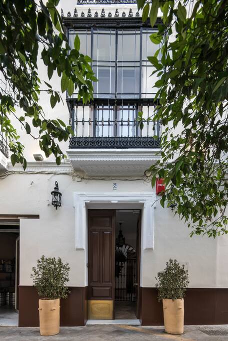 Entrada principal en la Plaza de Santa María la Blanca