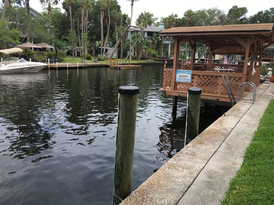 You can dock a up to 24' boat.