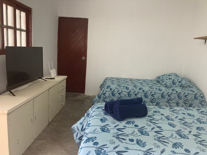 带智能电视的主卧 配备一张标准双人床和一张1.5座床。
房内有互联网，但没有有线电视信号。 