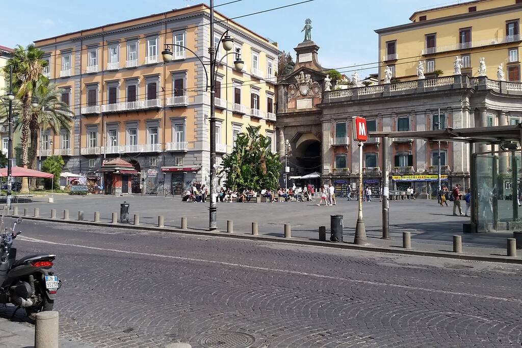 Luogo di interesse vicino/Piazza Dante