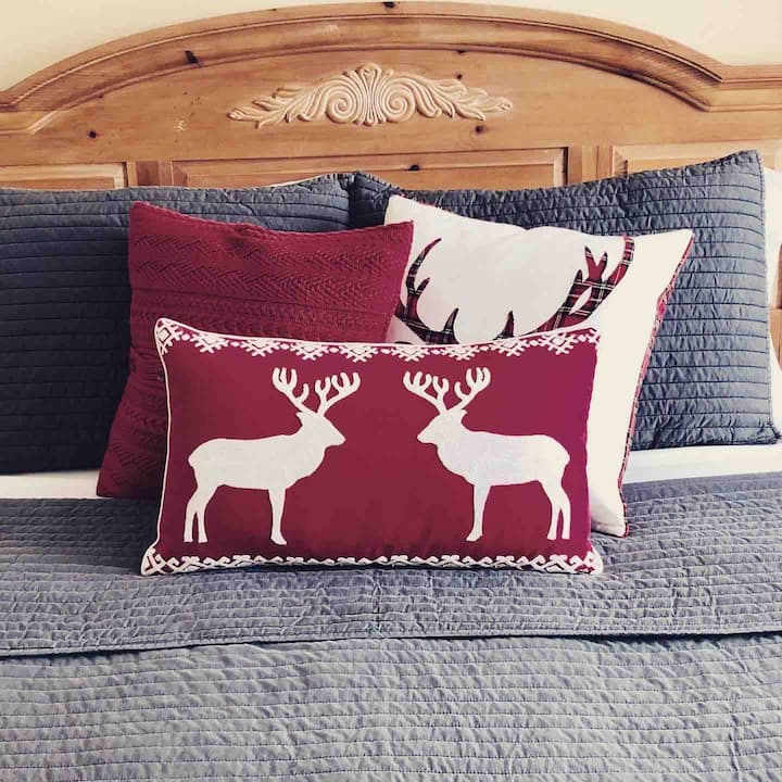 Bračni krevet (160x200). Ova soba ima 4 kreveta i dva dodatna odvojena kreveta u niši.