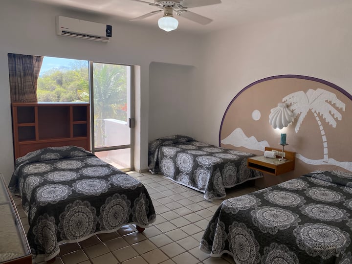 Kamer op de eerste verdieping. Drie eenpersoonsbedden