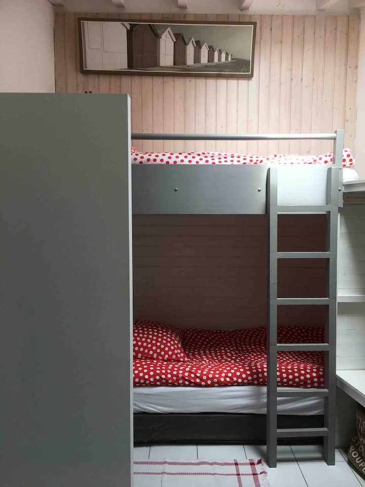 habitación con camas de 90
1 cama en el suelo
1 cama en altillo
velux
