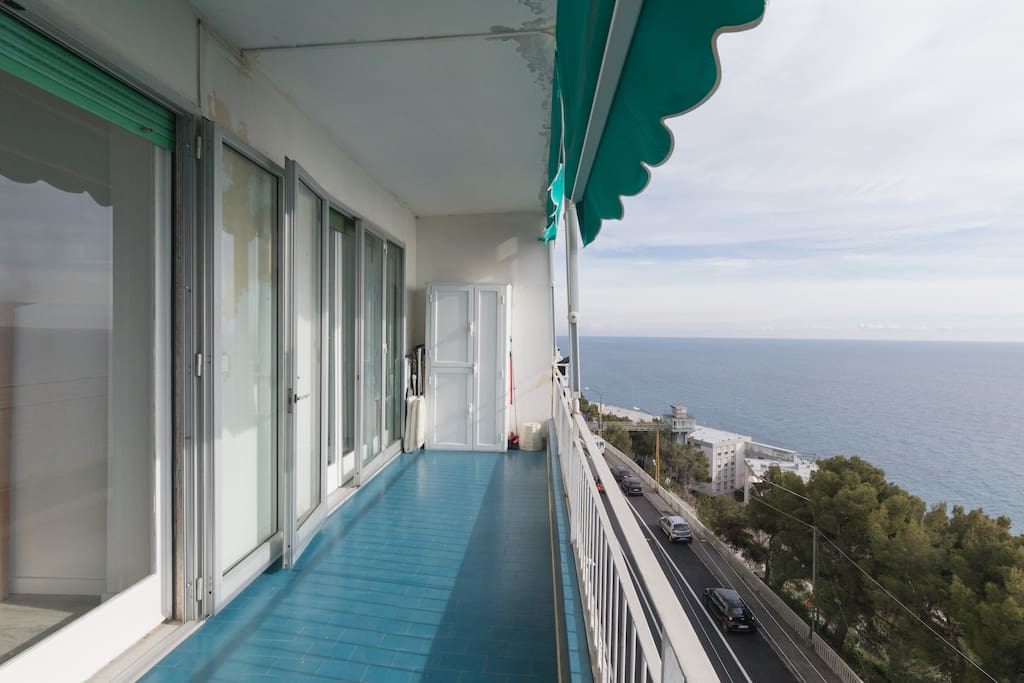 L'ampio terrazzo con le tende da sole elettriche