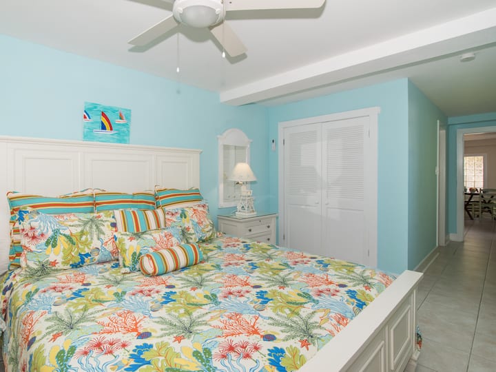 Aan het einde van de hal bevind zich de eetkamer / keuken / woonkamer. 