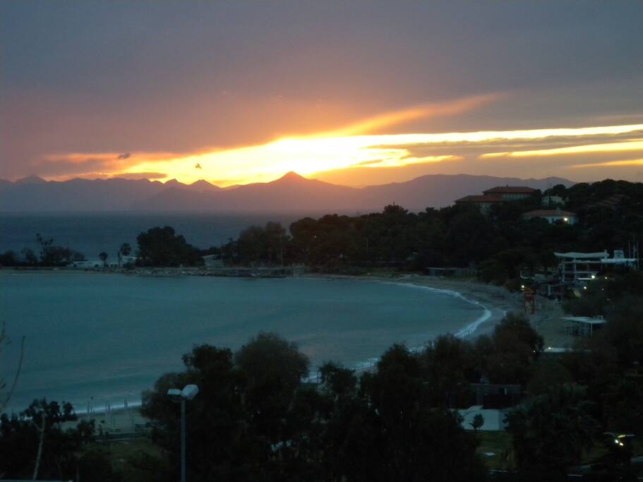 The main beach (120m)