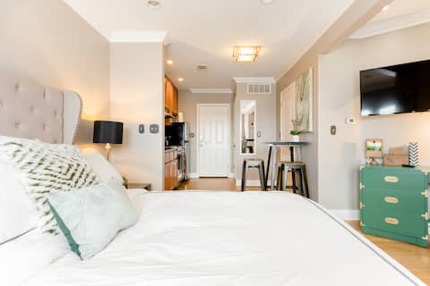 Cozy and Stylish Studio with Free Parking in Irving Park