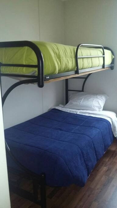 Dormitorio dos. Abajo cama de 1 1/2 pkaza y arriba de 1 plaza con seguridad