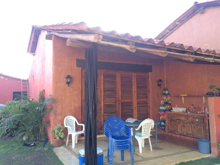 cocina con vista al jardín