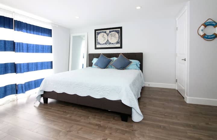 ห้องนอนใหญ่พร้อมอ่างอาบน้ำส่วนตัว